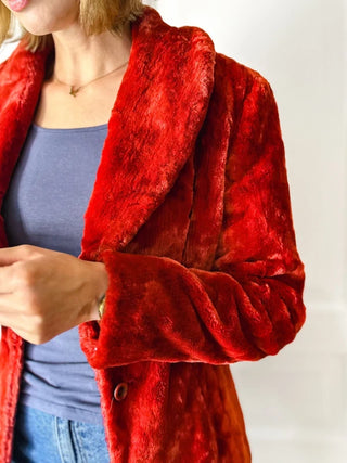 Czerwone sztuczne futro kurtka wiskoza bawełna kołnierz szalowy taliowana premium faux fur glamour  Minx by Eva Lutz | 38