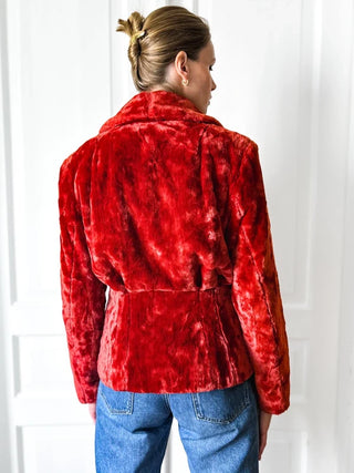 Czerwone sztuczne futro kurtka wiskoza bawełna kołnierz szalowy taliowana premium faux fur glamour  Minx by Eva Lutz | 38