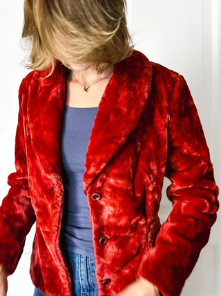 Czerwone sztuczne futro kurtka wiskoza bawełna kołnierz szalowy taliowana premium faux fur glamour  Minx by Eva Lutz | 38