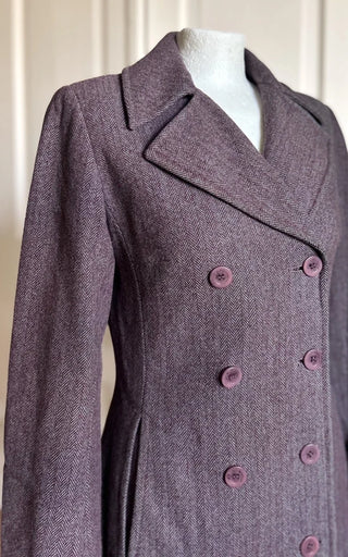 Fioletowy jesienny płaszcz dwurzędowy wełniany tweed jodełka rozkloszowany preppy Marks & Spencer | 36