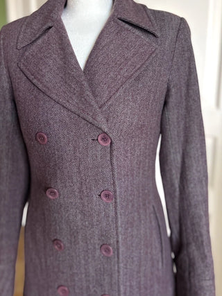 Fioletowy jesienny płaszcz dwurzędowy wełniany tweed jodełka rozkloszowany preppy Marks & Spencer | 36