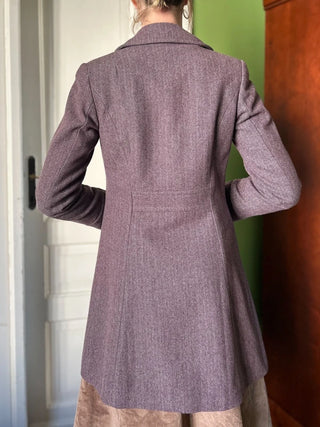 Fioletowy jesienny płaszcz dwurzędowy wełniany tweed jodełka rozkloszowany preppy Marks & Spencer | 36