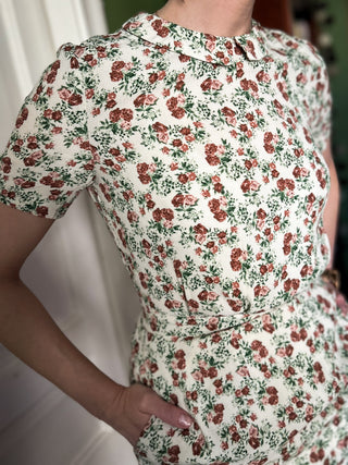 Kremowa wiskozowa sukienka mini w kwiaty z kołnierzykiem Ganni | 34 36