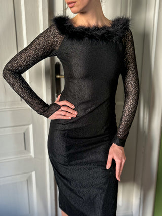 Czarna sukienka wieczorowa black tie koronkowa z futrem ze Szwecji | 34 36