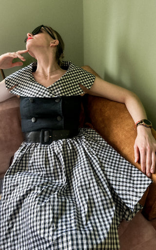 Czarno-biała sukienka w kratę retro pin-up rozkloszowana w stylu lat 50. Vera Mont | 36