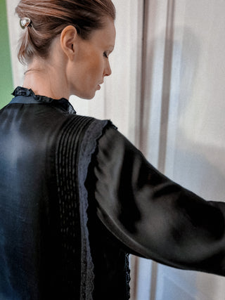Czarna romantyczna koszula z wiskozy i modalu model Austin Blouse Fabienne Chapot | 42 44
