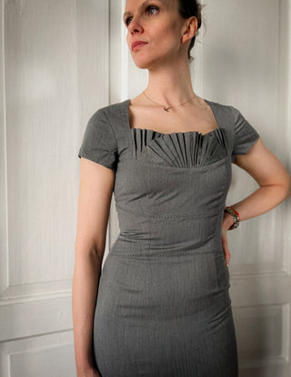 Szara stalowa sukienka biurowa bodycon motyw art deco Oasis | 34 36