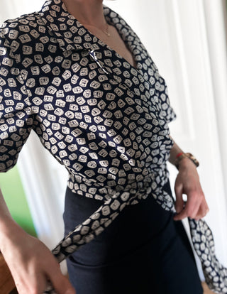 Granatowa koszula kopertowa wiązana z wiskozy print pieski sznaucer Creation Mademoiselle | 38 40
