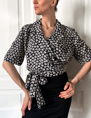 Granatowa koszula kopertowa wiązana z wiskozy print pieski sznaucer Creation Mademoiselle | 38 40