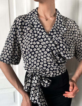 Granatowa koszula kopertowa wiązana z wiskozy print pieski sznaucer Creation Mademoiselle | 38 40