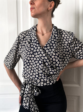 Granatowa koszula kopertowa wiązana z wiskozy print pieski sznaucer Creation Mademoiselle | 38 40