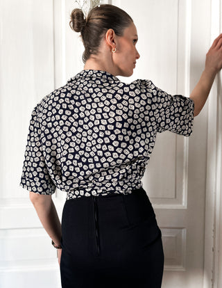 Granatowa koszula kopertowa wiązana z wiskozy print pieski sznaucer Creation Mademoiselle | 38 40